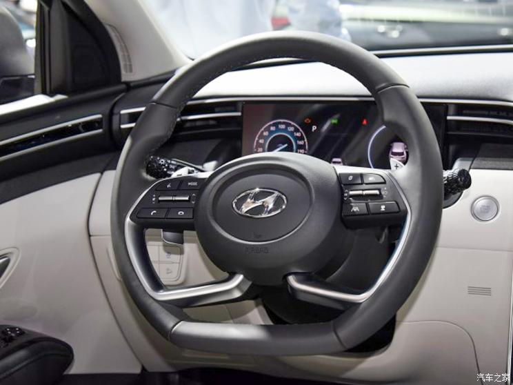 Vô lăng của Hyundai Tucson L Hybrid 2022