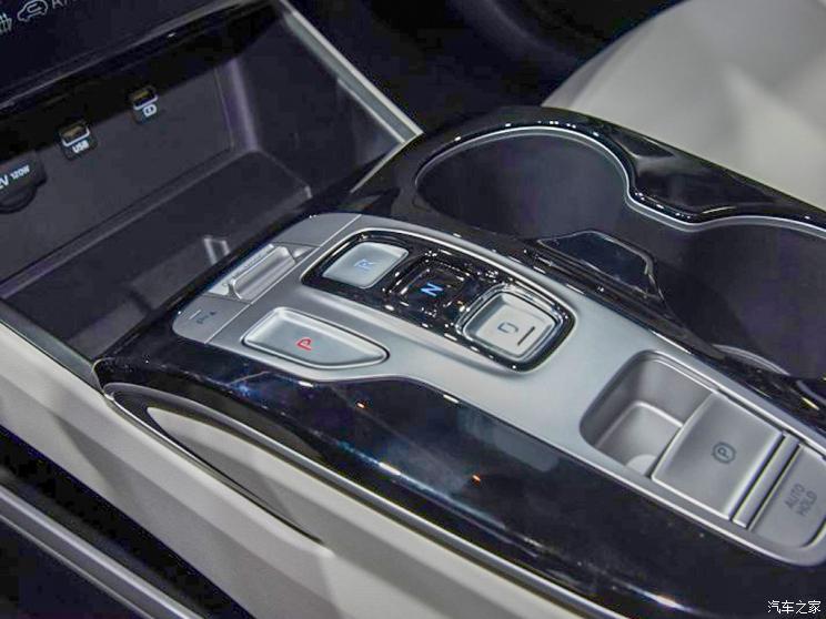 Cụm điều khiển trung tâm của Hyundai Tucson L Hybrid 2022