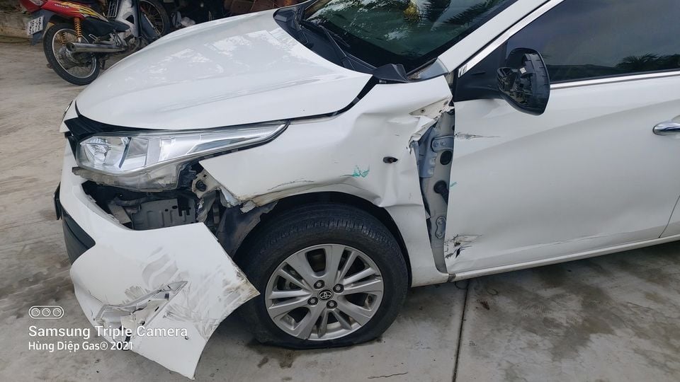 Chiếc ô tô con Toyota Vios bị hư hỏng sau vụ tai nạn