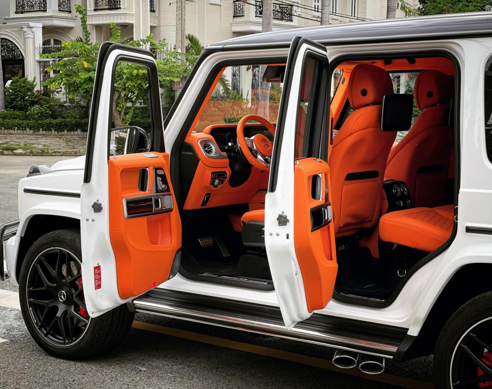 Khi mở cửa sẽ thấy t&ocirc;ng m&agrave;u cam tạo n&ecirc;n sự c&aacute; t&iacute;nh cho chiếc xe Mercedes-AMG G63 n&agrave;y