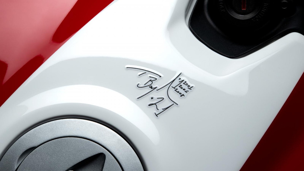 Chữ ký của Troy Bayliss cùng các năm 2001, 2006, 2008 đánh dấu chặng đường vô địch các giải đua xe danh tiếng của tay đua huyền thoại này