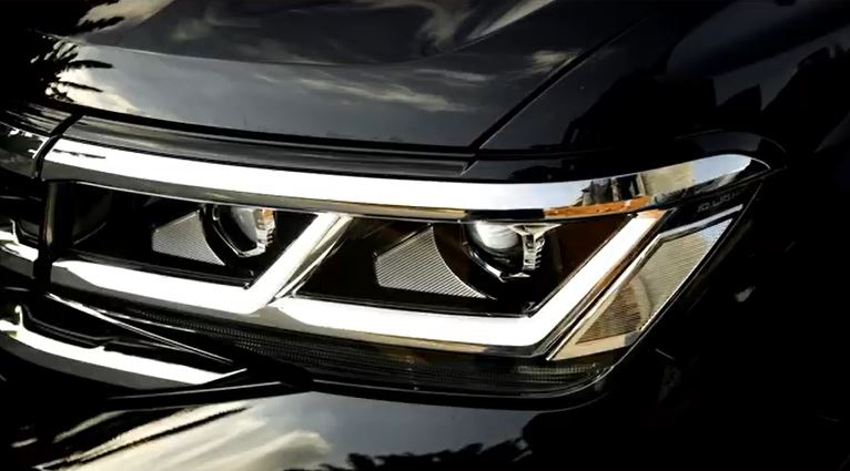 Cụm đèn trước có công nghệ LED thích ứng.