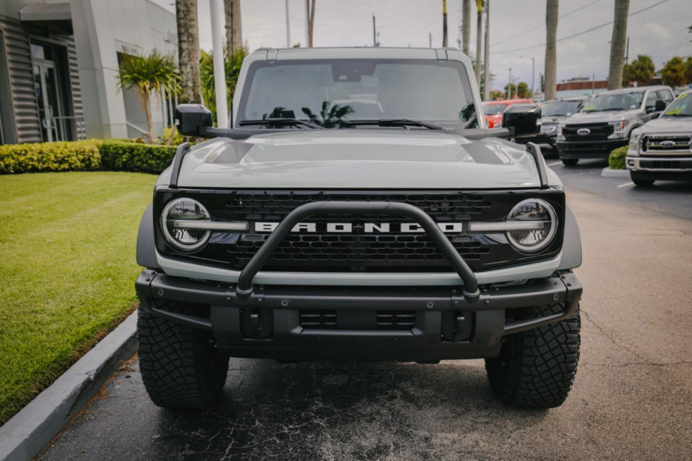 Ford Bronco First Edition có thanh Safari bảo vệ đầu xe Ford Bronco First Edition có thanh Safari bảo vệ đầu xe