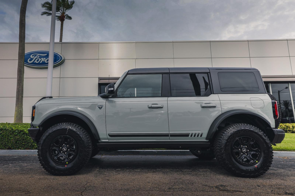 Chiếc Ford Bronco First Edition được sơn màu xám đẹp mắt Chiếc Ford Bronco First Edition được sơn màu xám đẹp mắt