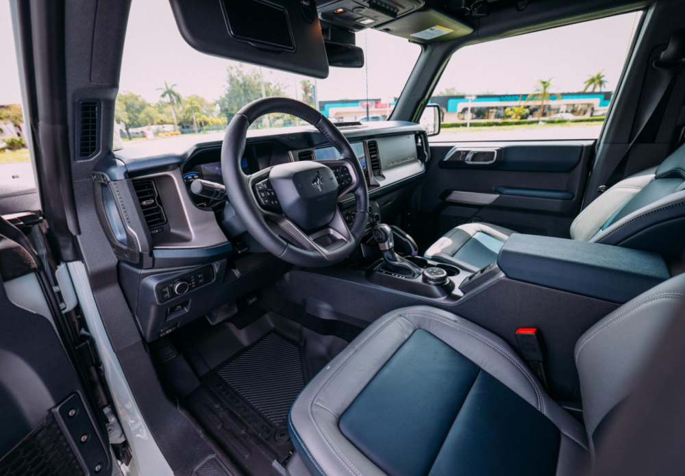 Nội thất bọc da phối 2 màu xám và xanh đậm của chiếc Ford Bronco First Edition Nội thất bọc da phối 2 màu xám và xanh đậm của chiếc Ford Bronco First Edition