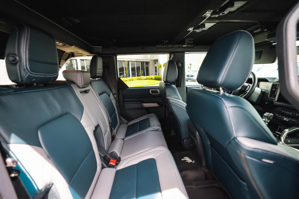 Hàng ghế sau rộng rãi của chiếc Ford Bronco First Edition Hàng ghế sau rộng rãi của chiếc Ford Bronco First Edition