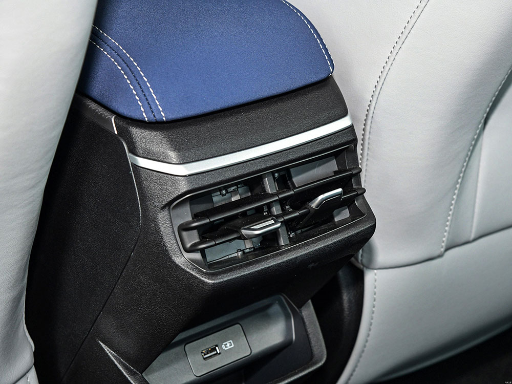 Cửa gió điều hòa hàng ghế sau của Geely Emgrand 2022