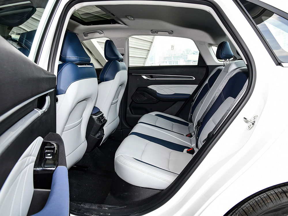Hàng ghế sau của Geely Emgrand 2022