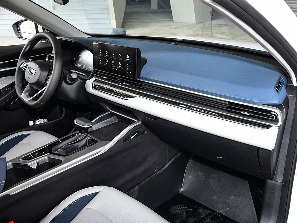 Geely Emgrand 2022 có cửa gió điều hòa kéo dài trên mặt táp-lô