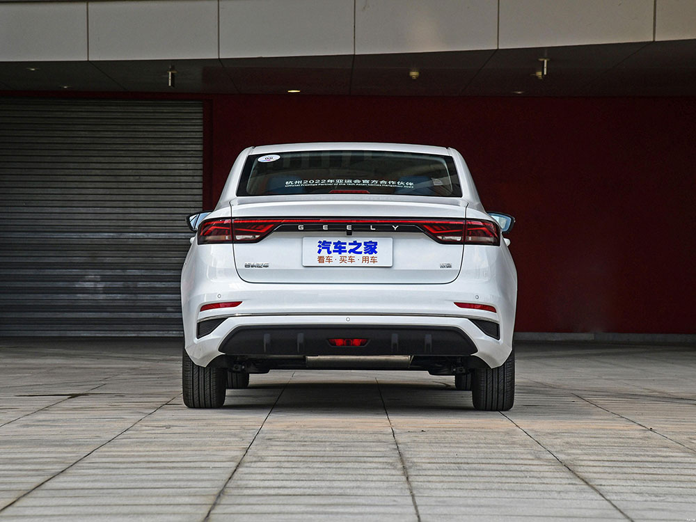 Geely Emgrand 2022 nhìn từ đằng sau