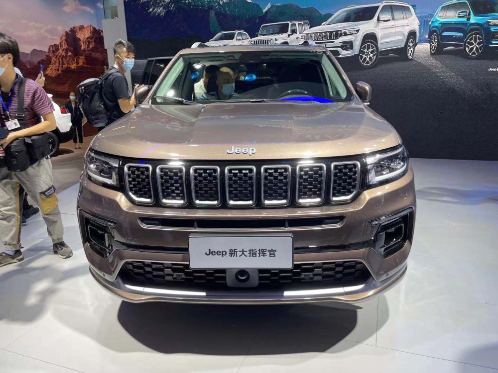 Thiết kế đầu xe của Jeep Grand Commander 2022 thay đổi nhẹ so với trước