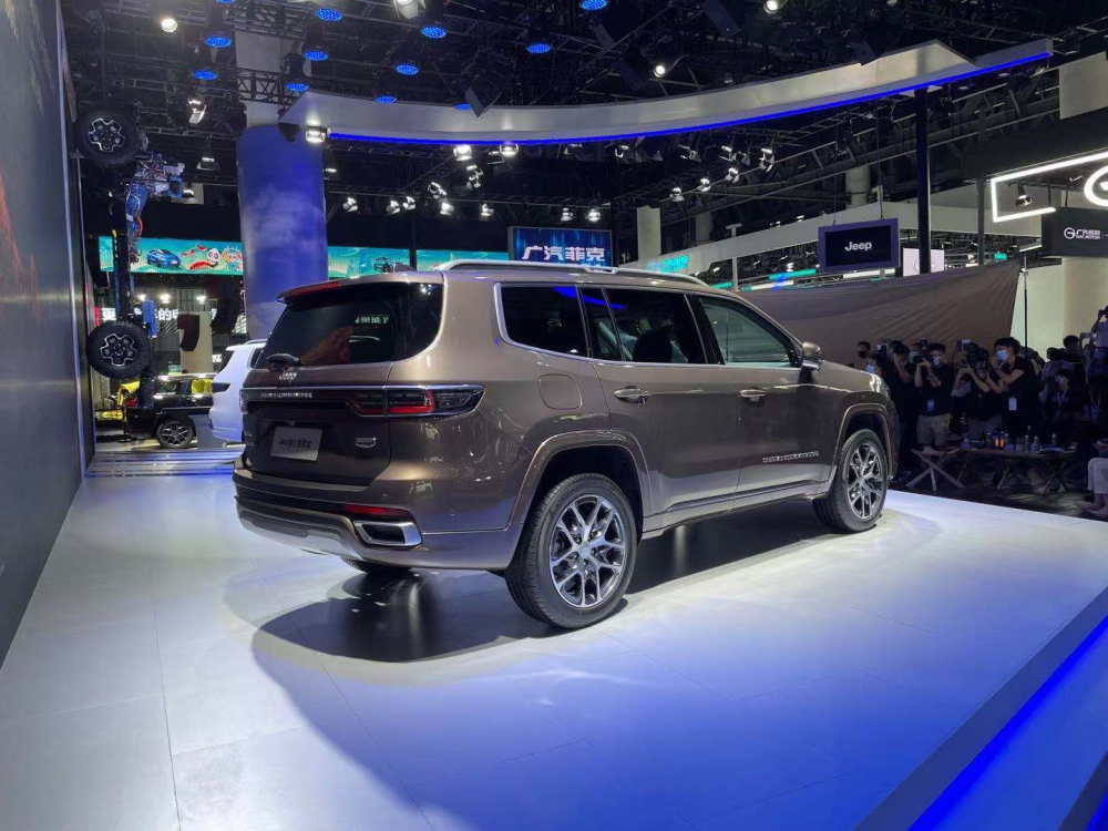 Jeep Grand Commander 2022 nh&igrave;n từ ph&iacute;a sau