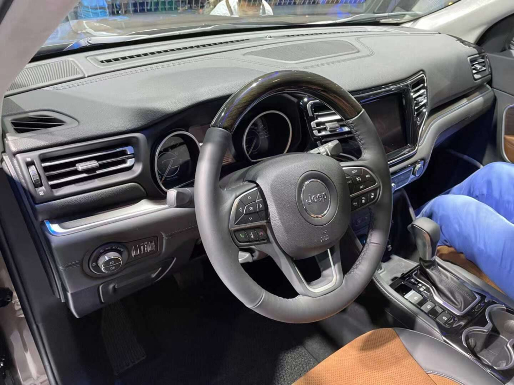 Nội thất tr&ocirc;ng kh&aacute; cổ lỗ của Jeep Grand Commander 2022