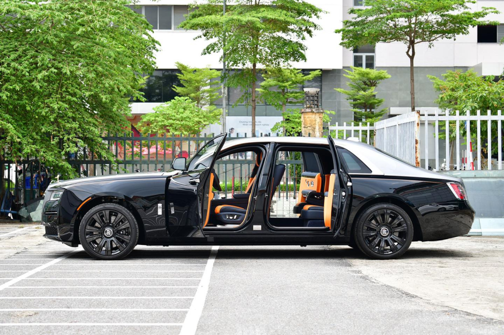 Cận cảnh ngoại thất cũng như khoang lái Rolls-Royce Ghost 2021 thứ 2 về Việt Nam