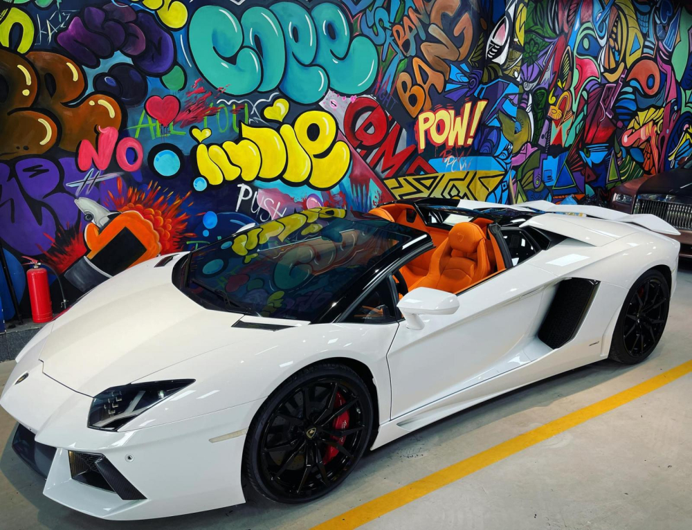 Siêu xe mui trần Lamborghini Aventador LP700-4 Roadster với nội thất bọc lại da màu cam