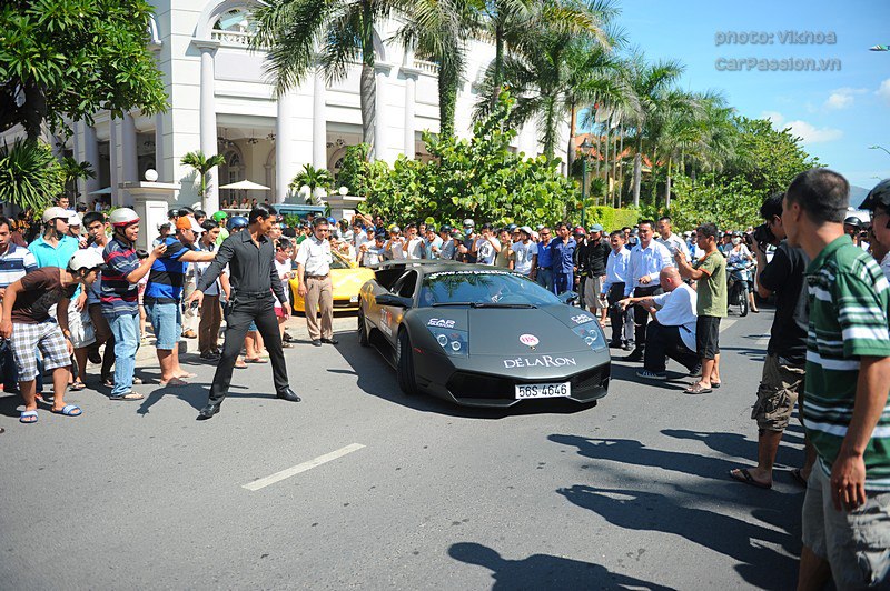Hành trình siêu xe Car Passion 2011 đã thu hút hàng nghìn người dân cũng như di khách mỗi khi đoàn di chuyển hoặc dừng chân tại các tỉnh thành. Minh Hành trình siêu xe Car Passion 2011 đã thu hút hàng nghìn người dân cũng như di khách mỗi khi đoàn di chuyển hoặc dừng chân tại các tỉnh thành. Minh Nhựa mang 2 chiếc siêu xe và mẫu xe siêu sang Rolls-Royce Phantom tham dự