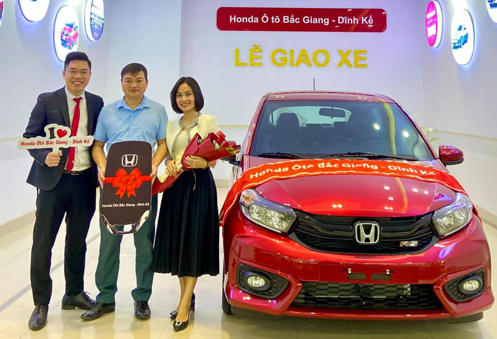 Anh Phạm Trung khi bàn giao xe cho khách hàng tại đại lý Honda Bắc Giang.