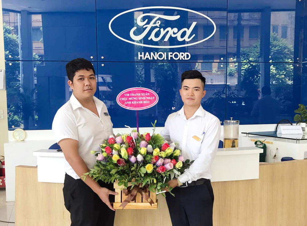 Anh Duy Khánh và đồng nghiệp tại Ford Hà Nội.