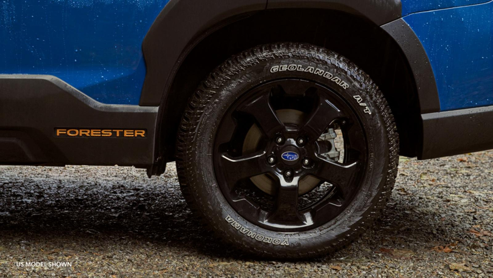 V&agrave;nh hợp kim 17 inch m&agrave;u đen, đi với lốp chạy mọi địa h&igrave;nh của Subaru Forester Wilderness 2022