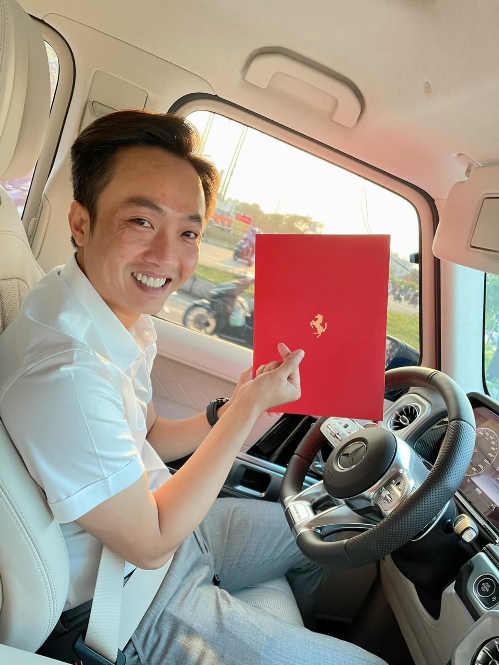 Cường Đô-la di chuyển trên chiếc xe Mercedes-AMG G63 để ký hợp đồng mua xe Ferrari SF90 Stradale