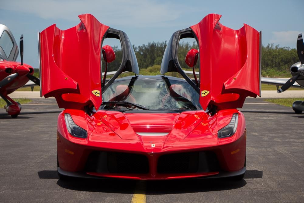 Đại gia từng đưa Porsche 918 Spyder về nước hé lộ sắp đón siêu phẩm Ferrari LaFerrari