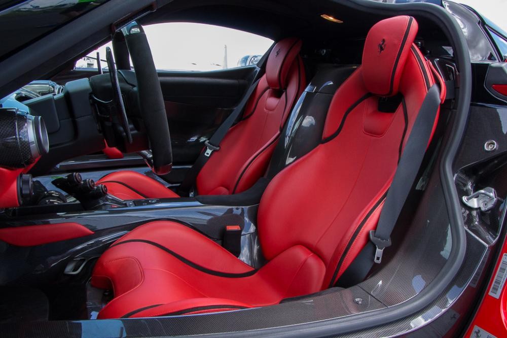 Một chiếc siêu xe Ferrari LaFerrari có nội thất màu đỏ