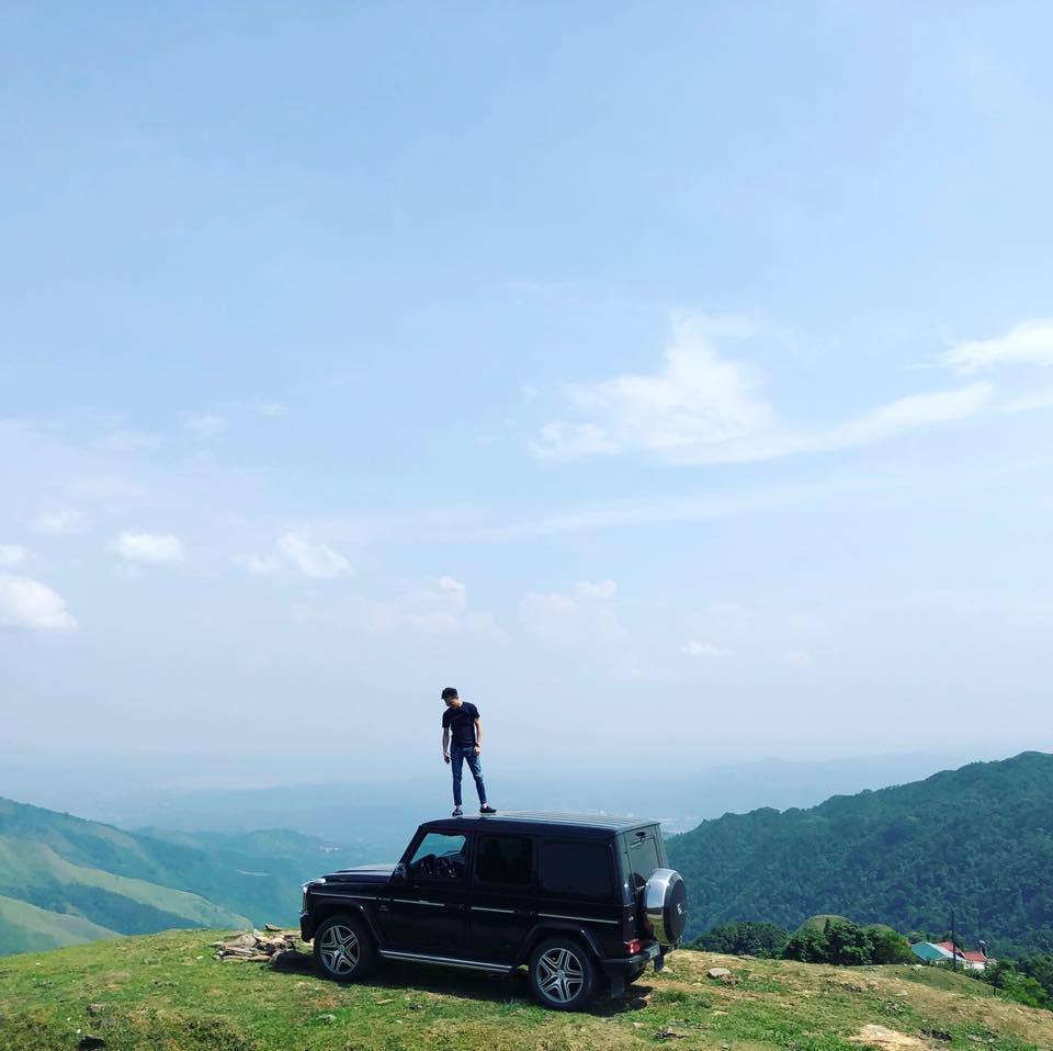 Cường Đô-la từng đăng tải hình ảnh đứng trên nóc xe Mercedes-Benz G-Class vào năm 2018 khi ra Lạng Sơn để ra mắt nhà Đàm Thu Trang