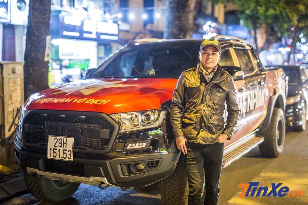 Nam diễn viên Hồng Đăng cùng xe bán tải Ford Ranger Wildtrak