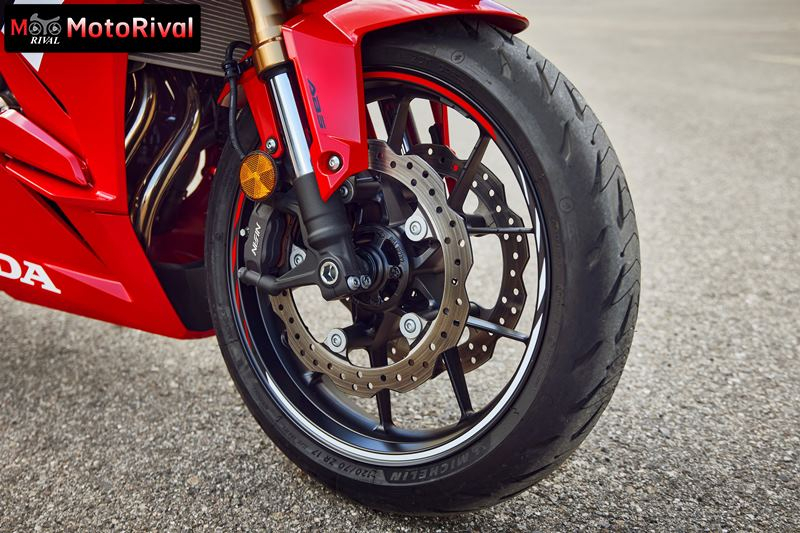 Phuộc ngược USD v&agrave; phanh đĩa đ&ocirc;i c&oacute; mặt tr&ecirc;n Honda CBR500R 2022