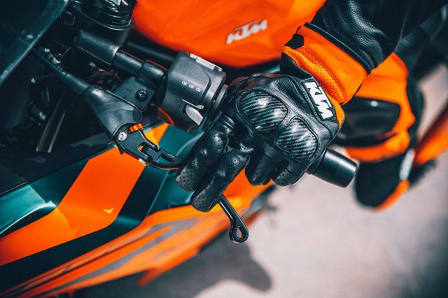 Bộ tay côn, tay phanh có khả năng tăng chỉnh và chống gãy trên KTM RC390 2022