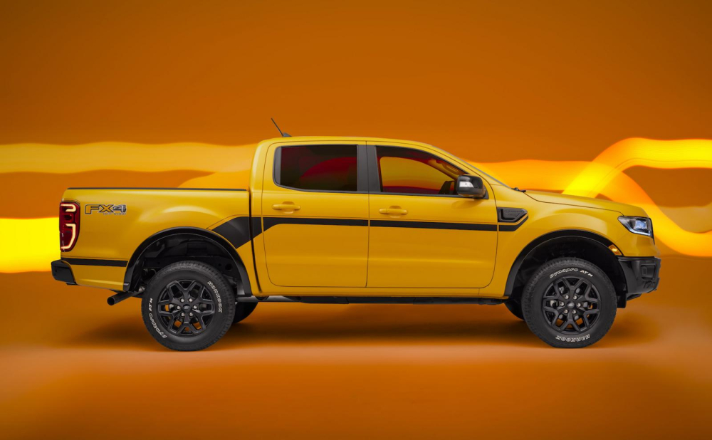 Gói Splash bổ sung đề-can màu đen và cam cho Ford Ranger