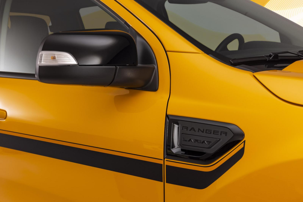 Ốp gương ngoại thất và khe gió trên chắn bùn trước của Ford Ranger Splash 2022 đều sơn màu đen