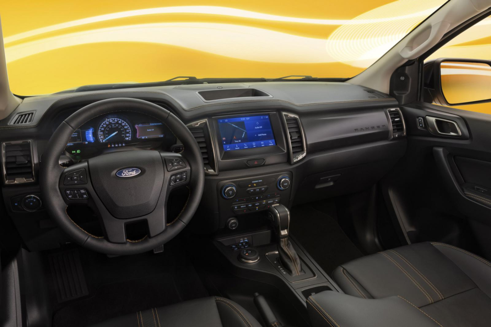 Nội thất màu đen với chỉ khâu màu cam của Ford Ranger Splash 2022