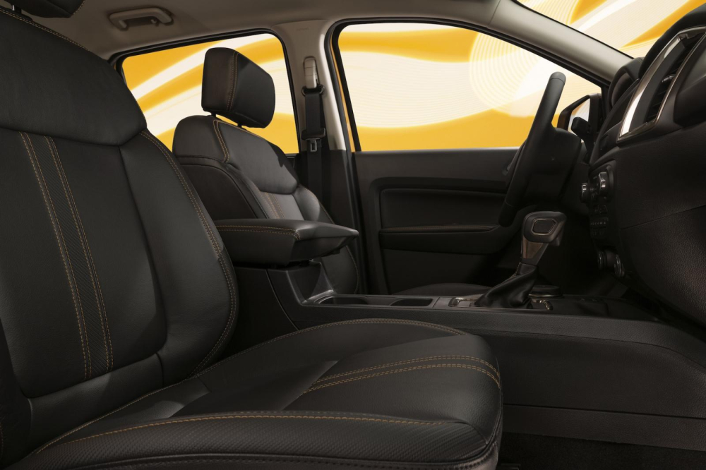 Ghế của Ford Ranger Splash 2022 có vân sợi carbon thể thao