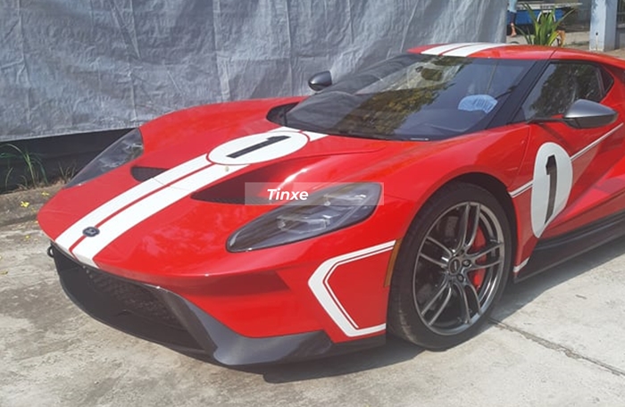 Nguồn tin ri&ecirc;ng cho biết, chiếc xe Ford GT '67 Heritage Edition được vận chuyển ra H&agrave; Nội v&agrave;o giữa th&aacute;ng 6 nhưng nay h&igrave;nh ảnh mới được 1 người b&aacute;n xe sang H&agrave; Nội chia sẻ khi ở nh&agrave; chống dịch Covid-19