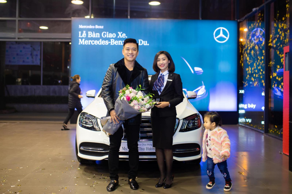 Chị Vũ Phương Thảo b&agrave;n giao xe cho ca sĩ Tuấn Hưng.