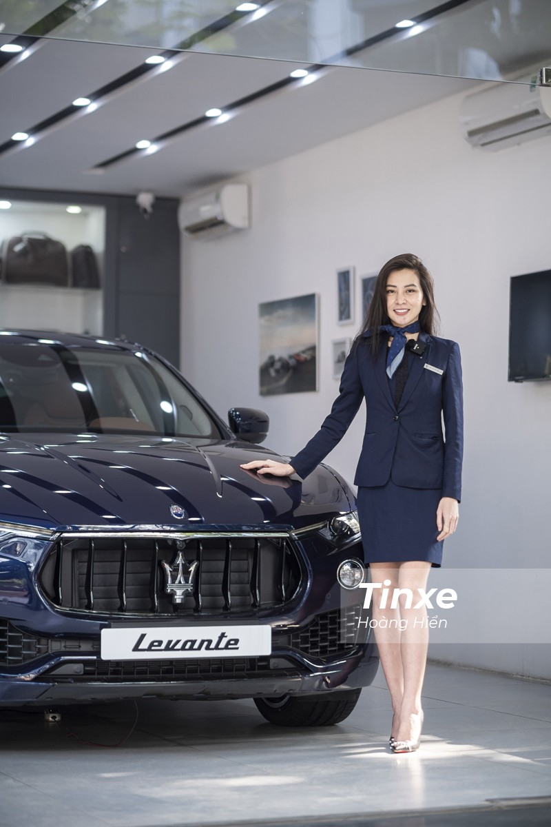 Nữ nh&acirc;n vi&ecirc;n kinh doanh xinh đẹp của Maserati