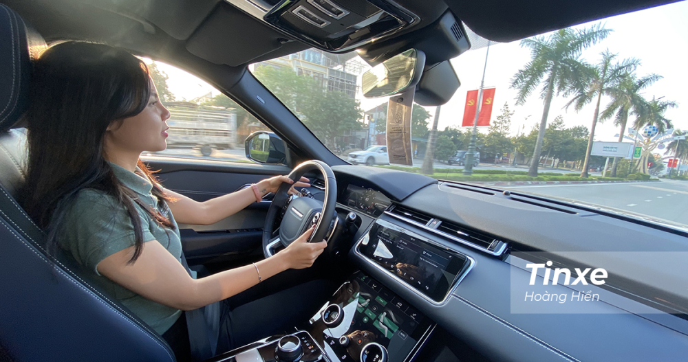 Nina Nguyễn - nữ nh&acirc;n vi&ecirc;n kinh doanh của Jaguar Land Rover.