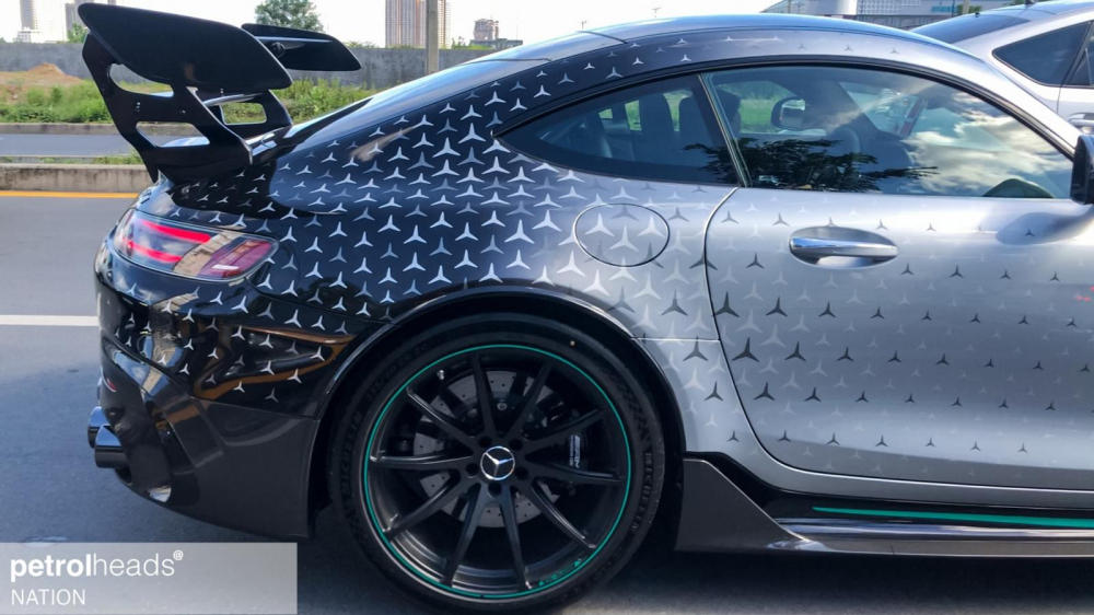 Ngoại thất xe được phối m&agrave;u như mẫu xe F1 của đội đua Mercedes-AMG Petronas