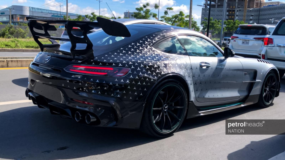 Mercedes-AMG GT Black Series P One Edition chưa biển số lăn b&aacute;nh tr&ecirc;n đường phố Campuchia