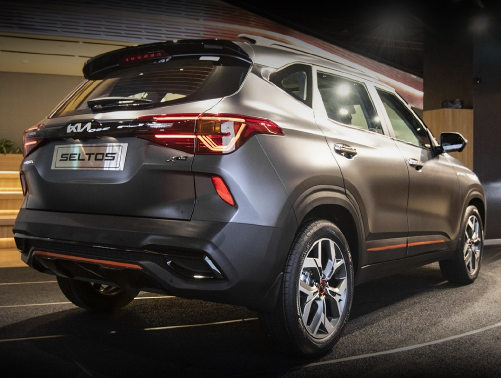 Kia Seltos X Line 2021 có nhiều chi tiết ngoại thất màu đen bóng