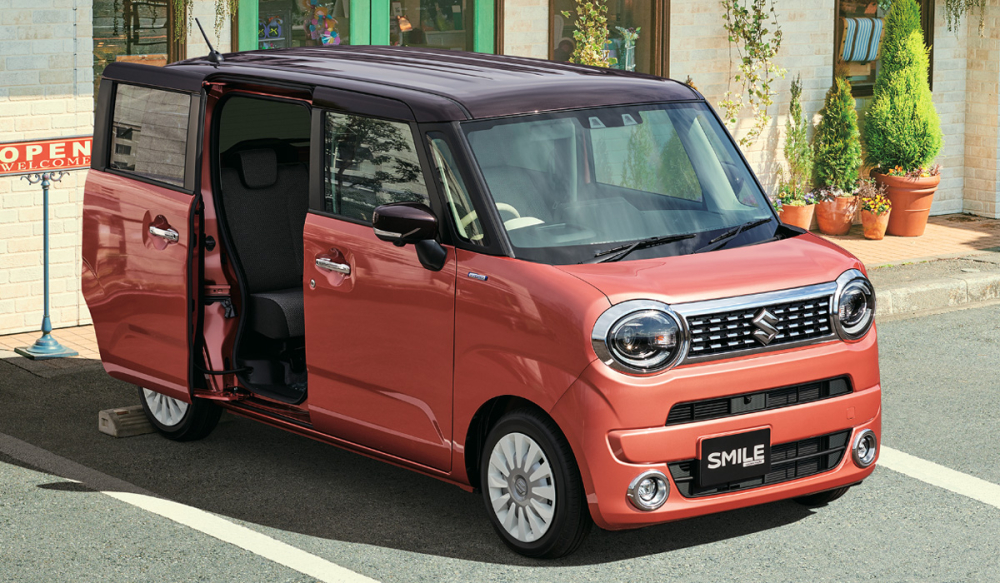 Suzuki Wagon R Smile dùng cửa trượt bên sườn