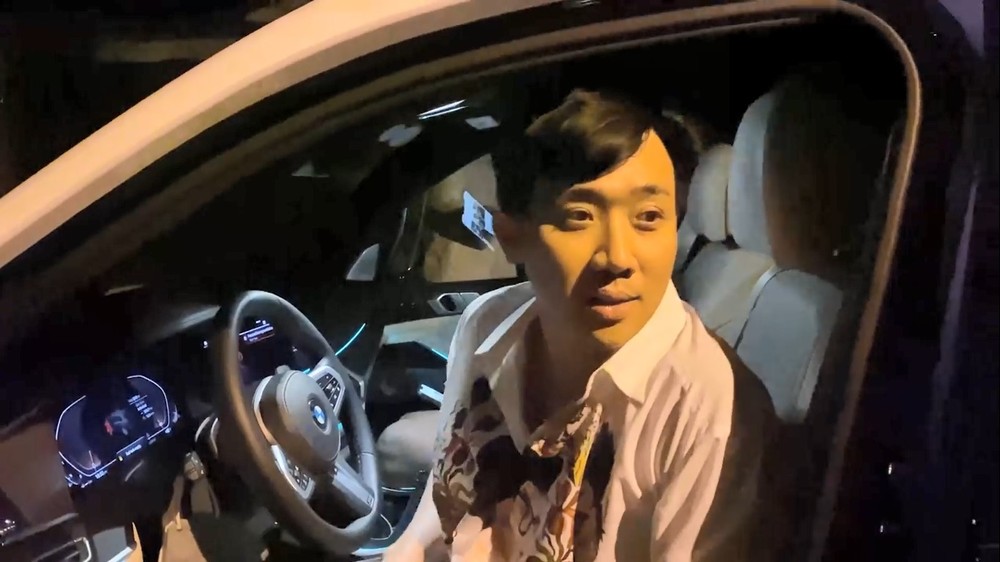 Nam diễn viên kiêm MC Trấn Thành trong khoang lái xe BMW X7 mua vào năm ngoái Nam diễn viên kiêm MC Trấn Thành trong khoang lái xe BMW X7 mua vào năm ngoái