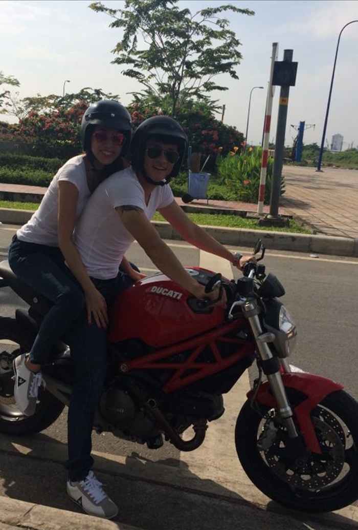 Vợ chồng Thủy Tiên - Công Vinh diện đồ đôi khi chạy xe Ducati Monster