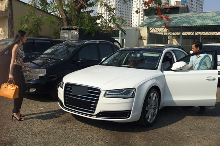 Thủy Tiên đi bấm biển số xe Audi A8L vào năm 2016