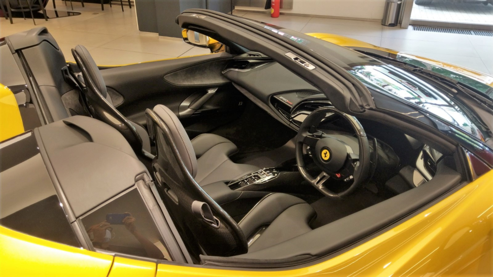 Chiếc xe Ferrari SF90 Spider n&agrave;y sử dụng tay l&aacute;i nghịch