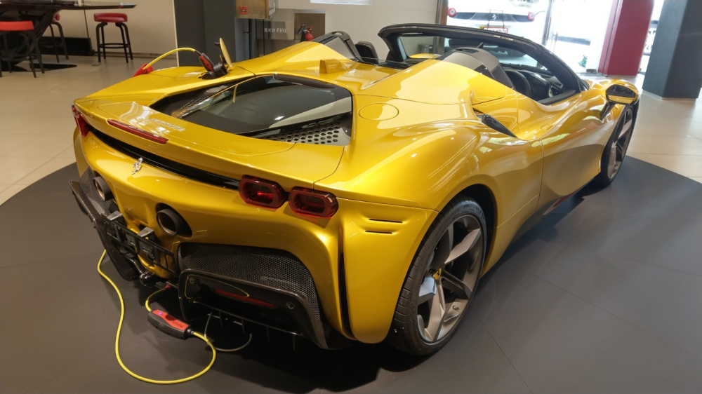 Ferrari SF90 Spider mất thời gian 14 gi&acirc;y để mở mui
