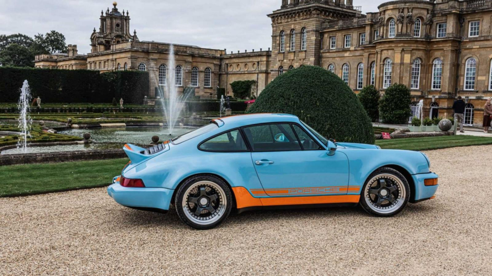 Phía sườn của Everrati Porsche 964