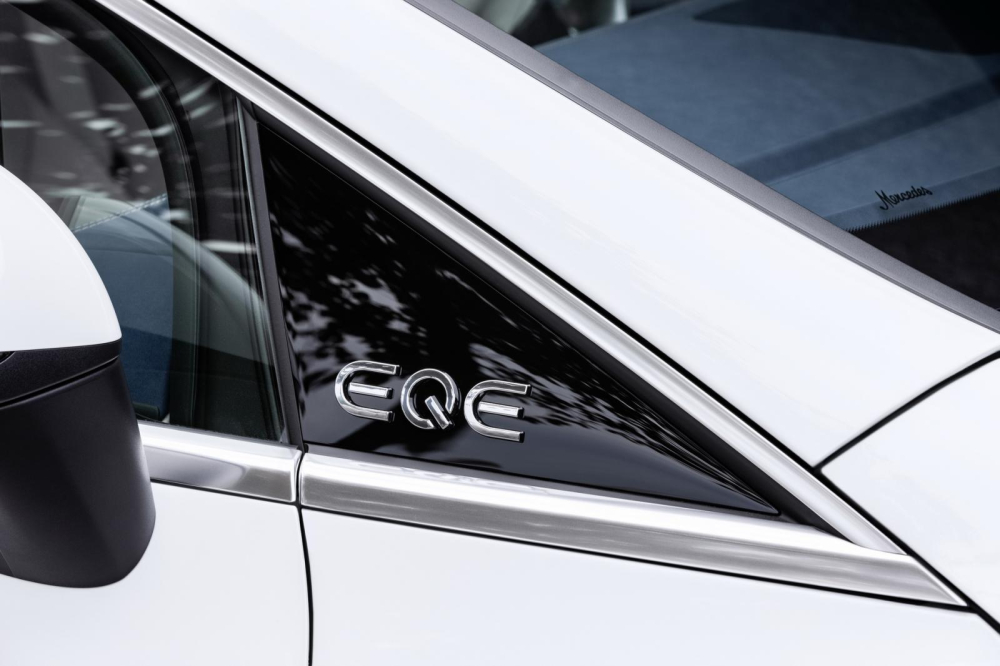 Mercedes-Benz EQE 2022 chưa được công bố giá
