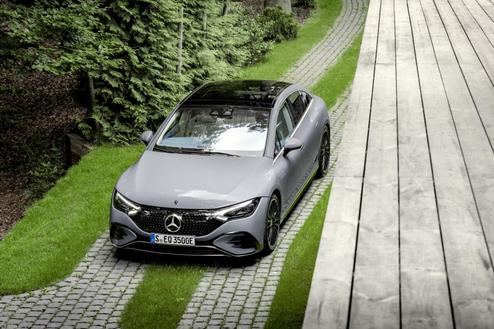 Mercedes-Benz EQE 2022 có 2 phiên bản